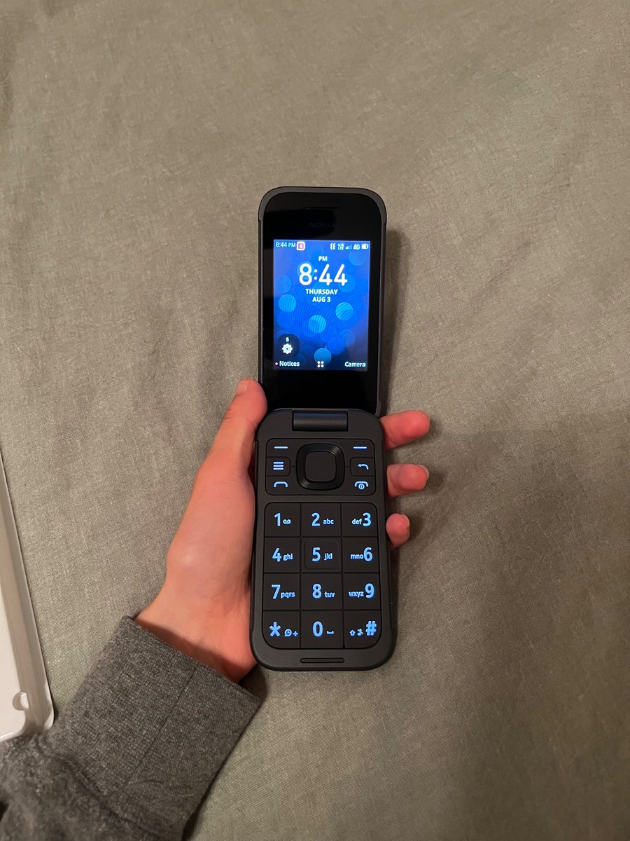 megatrogg's tweet photo. i am going to fucking kms im not even joking. THIS IS THE PHONE IM GOING TO HAVE TO USE UNTIL I GAIN 15 POUNDNS https://t.co/WGJifHk5eH