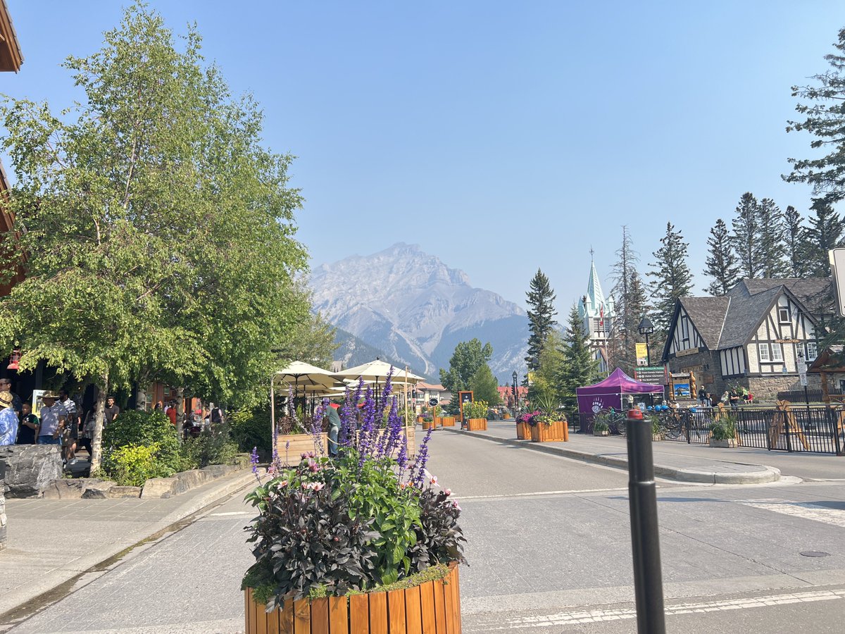 MissionMusings's tweet photo. Had some time in Banff today, and now at our Calgary leg. We are at an @Airbnb on the 19th floor!  #PostcardViews https://t.co/H6XsRTV4WU