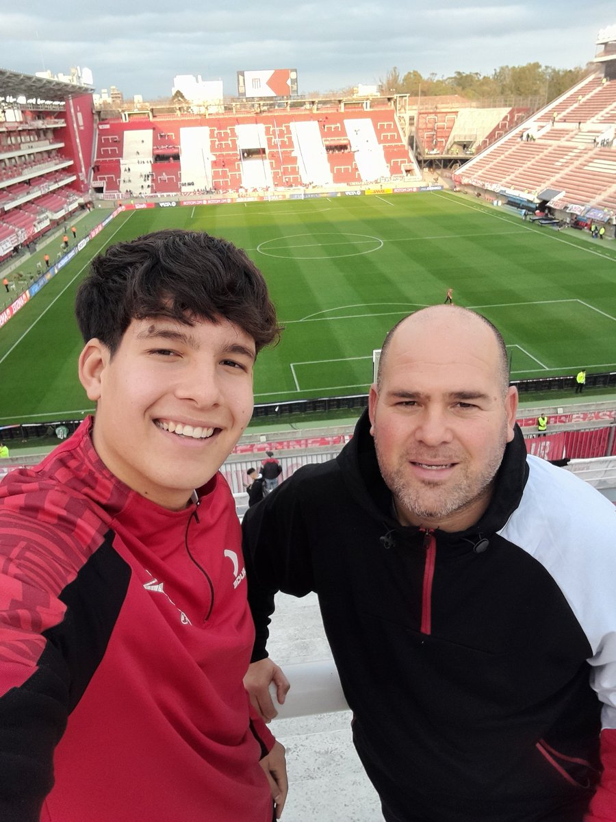 _valenbasso's tweet photo. Un amor eterno heredado por mi viejo para toda la vida, gracias pa por hacerme del glorioso Estudiantes De La Plata🇦🇹❤️ https://t.co/eRQ5vq115q