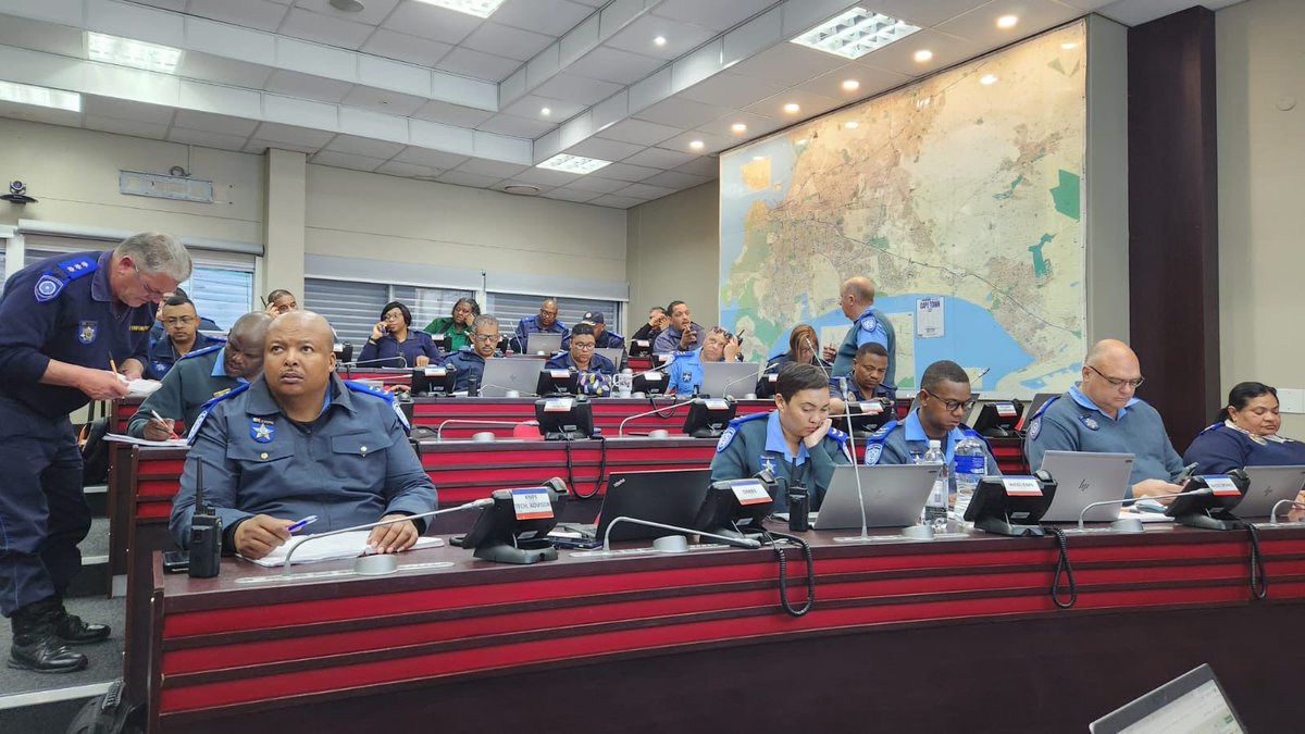 geordinhl's tweet image. Our incident command is on duty. All major arterial routes are open and traffic is flowing. We are protecting commuters who want to get to work.