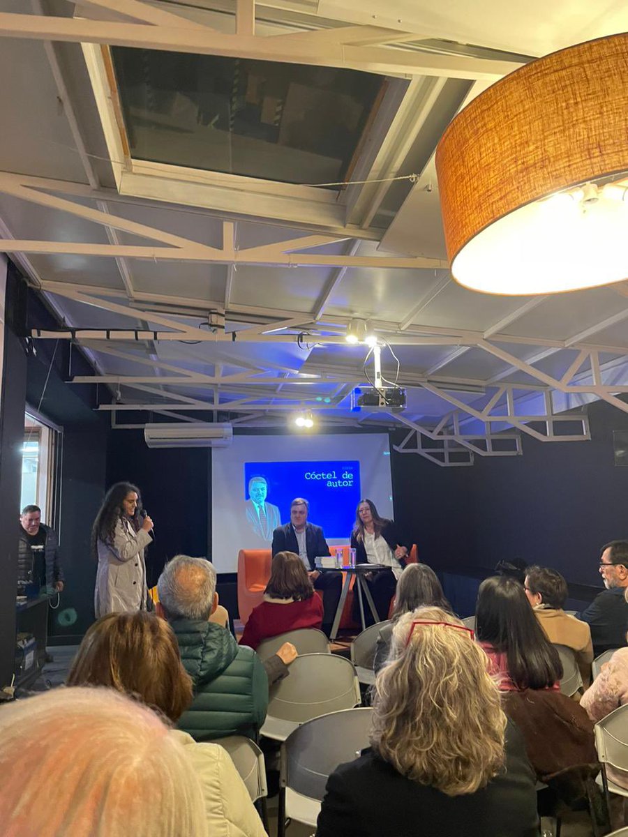 hdesolminihac's tweet photo. Muchas Gracias a @MuniVitacura y @Corp_del_libro por organizar esta actividad, donde conversamos junto a @paulapalaciosm sobre mi libro “La vida golpea (a veces demasiado) fuerte” de @edicionesuc. También muchas gracias a tod@s l@s asistentes. Fue muy emocionante y enriquecedor https://t.co/oKisIn06FM
