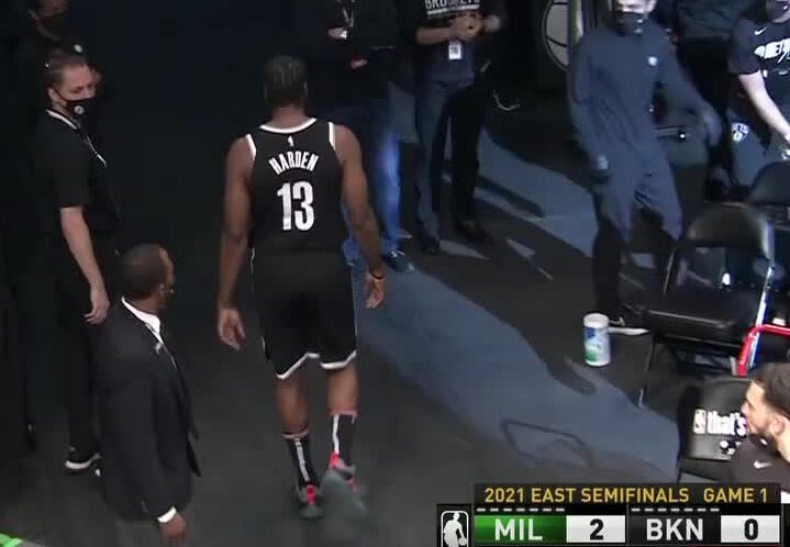 CookedBySteph's tweet photo. “Dad, how did Giannis win a championship?” https://t.co/nvsYP0V3SW