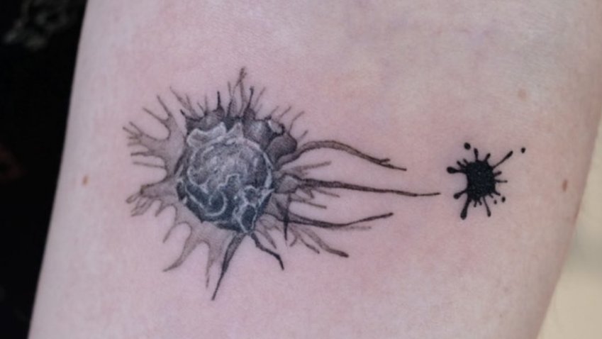 This macrophage tattoo is made of macrophages! Have you ever wondered why tattoos are permanent? In tattooing, ink is injected into the skin. Some of this ink is expelled with the epidermis o, but the rest remains in the dermis for life. 🧵1/10