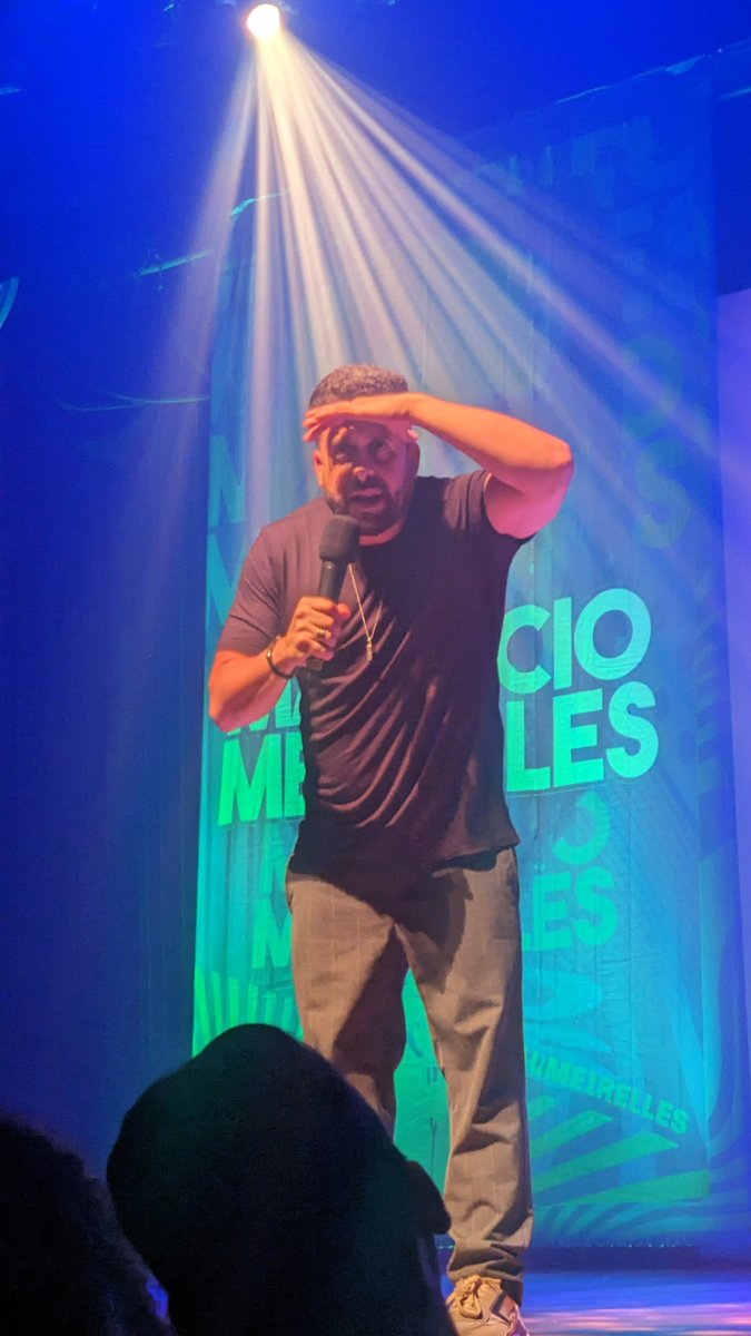 LuanaFontoura9's tweet photo. É o quarto stand up vendo esse cara, @MauMeirelles, e ele é simplesmente um gênio (óbvio com o braço da Emilly)!
Bom demais, assim como os Achismos no canal dele do YouTube.
#webbullying #geracaoz #mauriciomeirelles https://t.co/zKIOjtvzf6