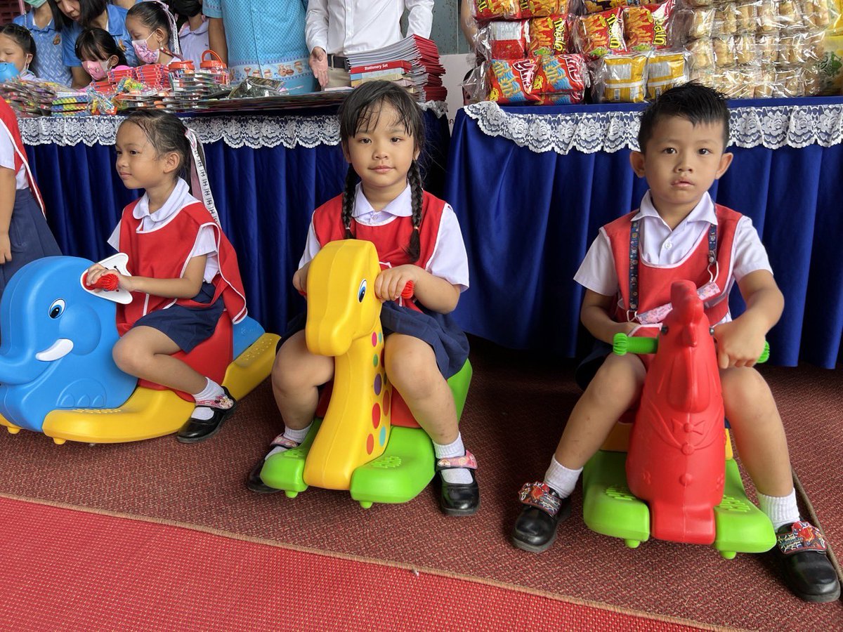 บรรยากาศช่วงเช้า หนูดีและพี่ชมพู มอบอุปกรณ์เรียนและของเล่นให้กับเด็กๆ ที่โรงเรียนปากท่อวิทยาคาร ⭐️

ขอบคุณพี่ๆทุกคน และทุกๆด้อมที่ร่วมทำบุญกับพวกเรานะคะ วันนี้เด็กๆมีความสุขกันมาก 🙏🏻💖 

#NUDEExDaisyHelpsFriend
#หนูดีอรปรียา #Nesamahmoodii #ชมพูอทิตา #ชมพูเวียงพิงค์