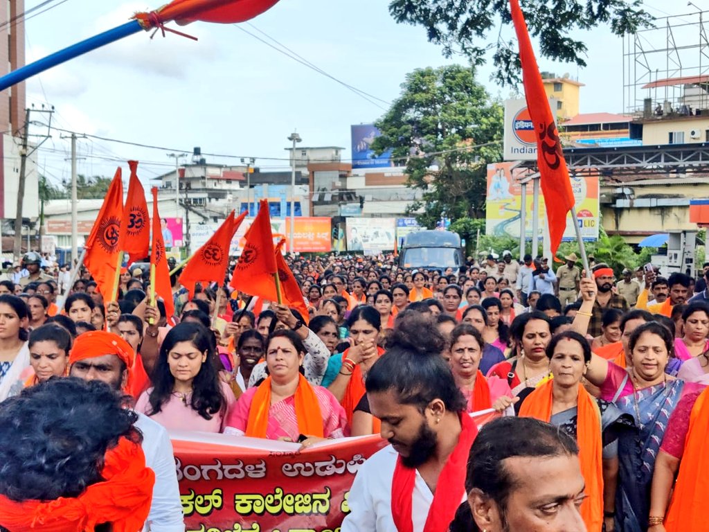 ShyamalaSKundar's tweet photo. Addressed in the "Protest Abhiyan" organised in Udupi City by VHP, BajrangDal @BajrangDalOrg & BJP Udupi Dist @BJP4Udupi demanding the Comprehensive & Transparent Police Enquiry on #UdupiWashroomRow.
#UdupiHorror #UdupiFiles #UdupiScandal #Udupi #SaveOurDaughters @VHPDigital https://t.co/n2PD3df6HA