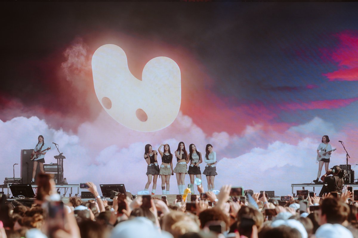 lollapalooza's tweet photo. ETA backwards spells ATE which is what @NewJeans_ADOR just did at #Lolla https://t.co/uOwQFRUVbN
