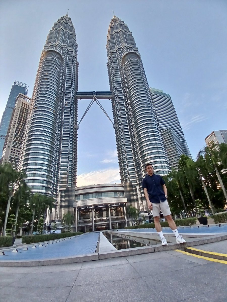 dothejestermar1's tweet photo. A day with Petronas Tower 🇲🇾 https://t.co/0XtFc4PQEF
