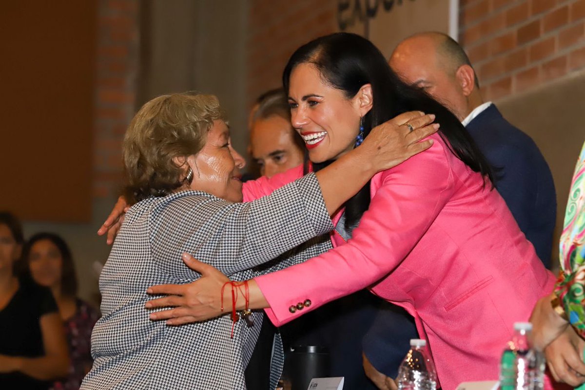 En #León estamos comprometidos al 💯 con esta gran familia, impulsando con todo la capacitación, la formación y sobre todo, el despegue de la economía de nuestra ciudad ¡Muchas felicidades👏🏻!