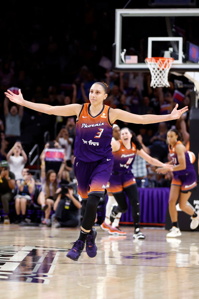 ESPNInsights's tweet photo. Diana Taurasi is the oldest player with a 40-point game in WNBA history, passing Cynthia Cooper (36 years-124 days) in 1999. 

The only player in NBA history with a 40-point-game at age 40 or older is Michael Jordan as a Wizard in 2003. https://t.co/XaX95iefsH