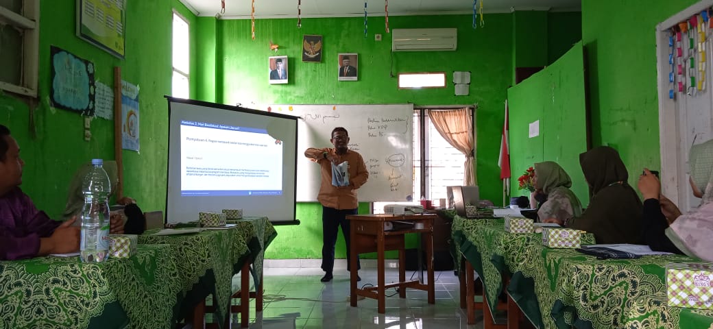 insanmadani_jbi's tweet photo. Workshop Literasi Guru SMP Insan Madani Boarding School.
Kegiatan literasi bertujuan agar siswa memahami apa yang mereka baca, dapat menganalisis, dan merefleksikannya.
IN_04
#layananpendidikan
#BersinergiBerkaryaBermanfaat
#InsanMadaniJambi
#smpinsanmadani
#Zakat https://t.co/jD8eJuhSG5