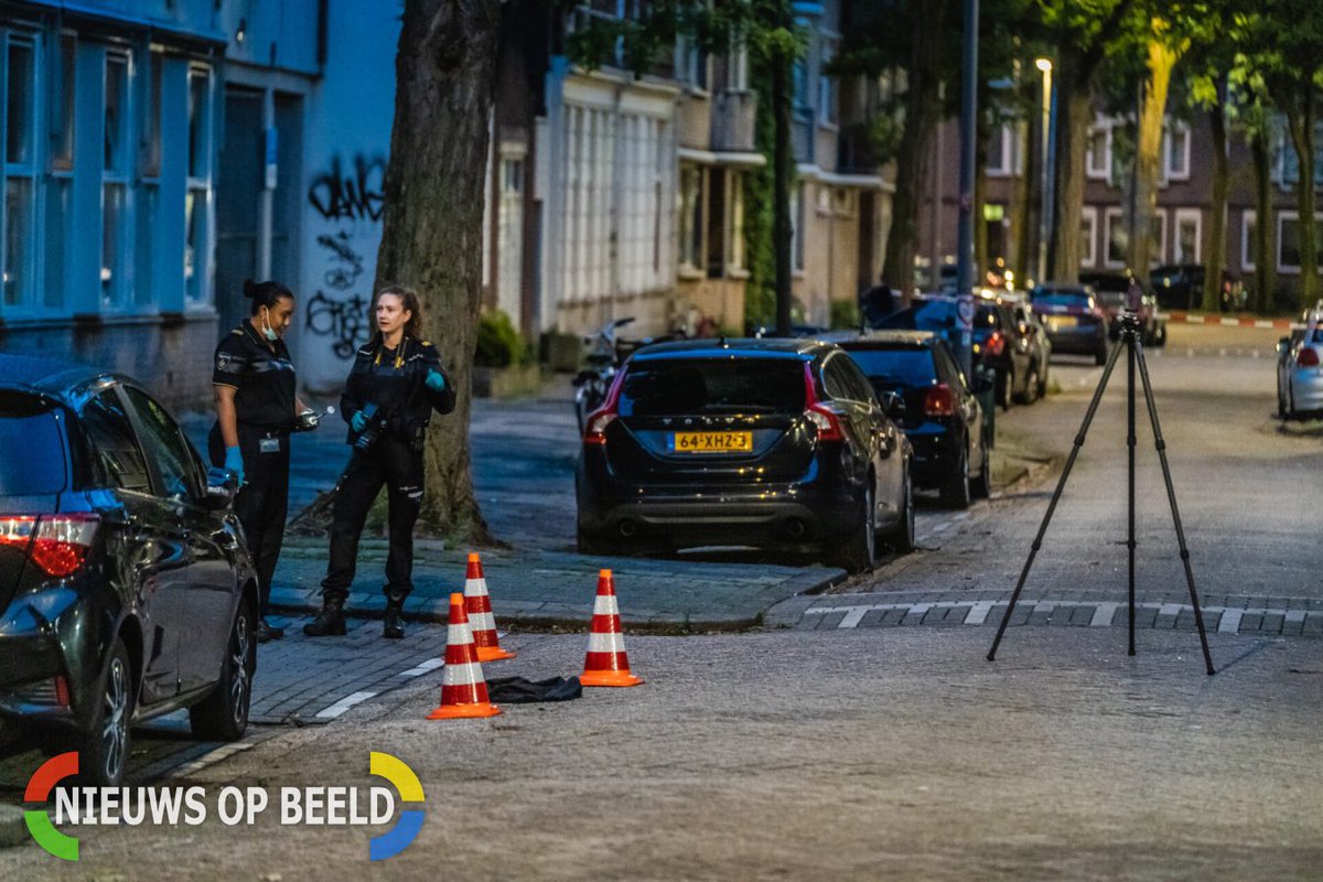 JeffreyNOB's tweet photo. Op de #Boezemstraat in #Rotterdam heeft een uur na de eerdere explosie op de #Rembrandstraat ook een #explosie plaatsgevonden. Hier was een portiek het doelwit en is er opnieuw op de muur het woord betalen geschreven.

Lees meer: https://t.co/EGL45yR7pK https://t.co/8sretZ561z