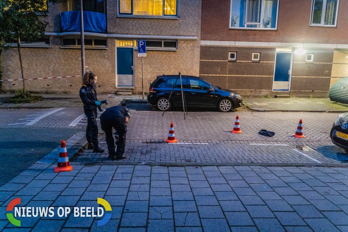 JeffreyNOB's tweet photo. Op de #Boezemstraat in #Rotterdam heeft een uur na de eerdere explosie op de #Rembrandstraat ook een #explosie plaatsgevonden. Hier was een portiek het doelwit en is er opnieuw op de muur het woord betalen geschreven.

Lees meer: https://t.co/EGL45yR7pK https://t.co/8sretZ561z
