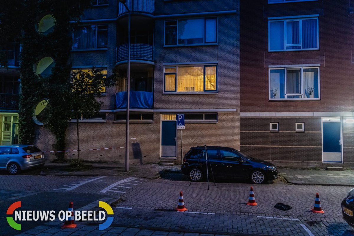 JeffreyNOB's tweet photo. Op de #Boezemstraat in #Rotterdam heeft een uur na de eerdere explosie op de #Rembrandstraat ook een #explosie plaatsgevonden. Hier was een portiek het doelwit en is er opnieuw op de muur het woord betalen geschreven.

Lees meer: https://t.co/EGL45yR7pK https://t.co/8sretZ561z