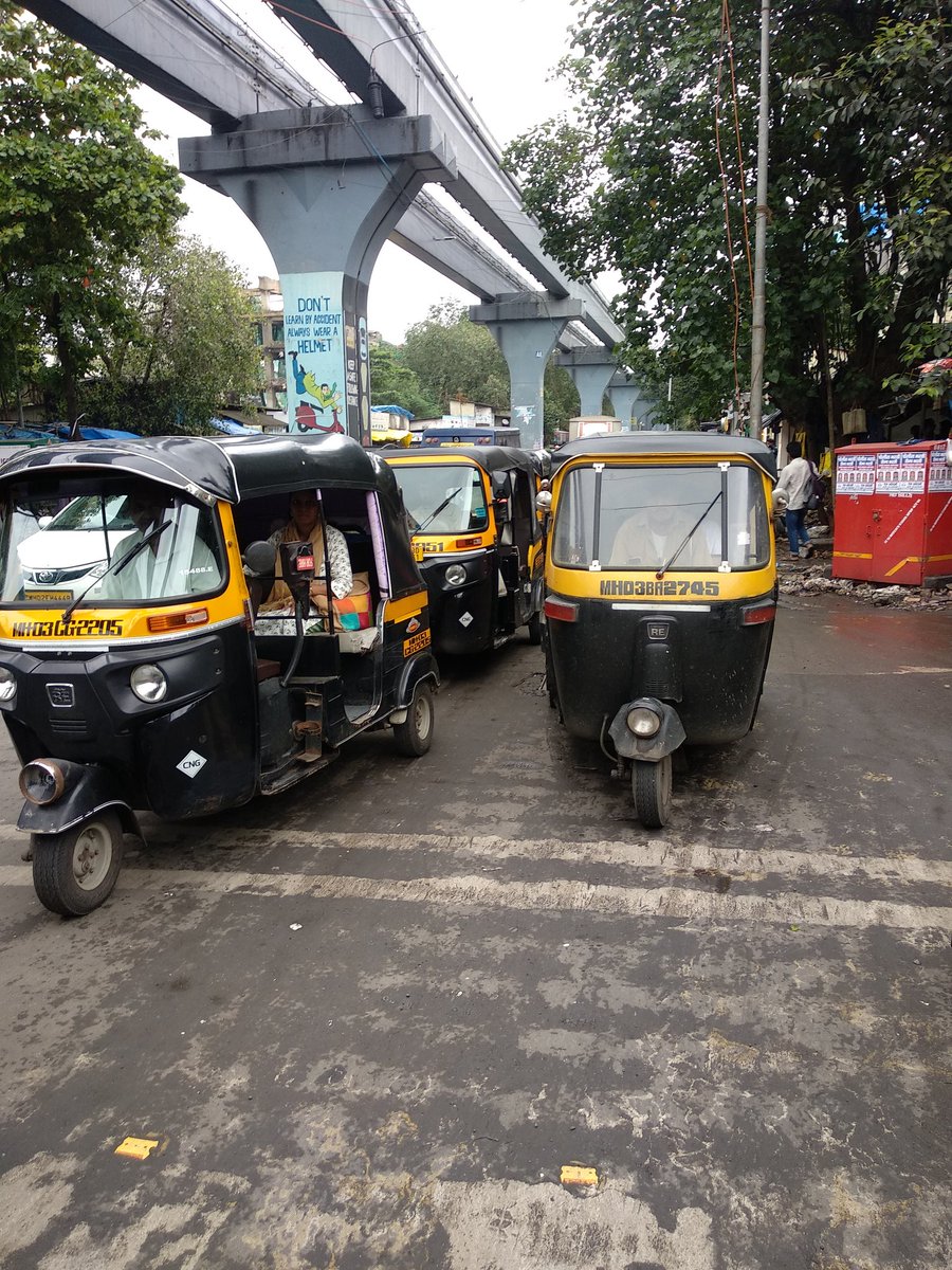 santoshronline's tweet photo. @MTPHereToHelp The Auto driver no 2745 stoped at chembur naka signal. But while Ambulance required space to go left towards maitri park, this Auto driver didn't given space to ambulance. Even though request by many he didn't moved his auto. He have a space in front approx 3 mtr. https://t.co/CnGE8r5TvV