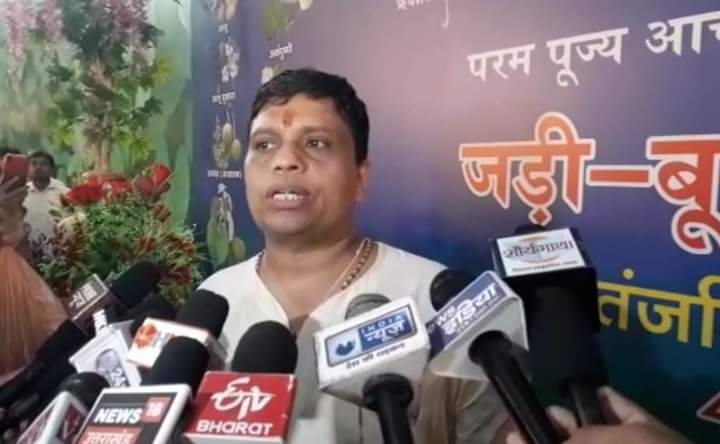 rakesh_bstpyp's tweet image. &quot;आयुर्वेद हमें अपनी सहज प्रकृति को संजोना सिखाता है &quot;हम जो हैं उससे प्यार और सम्मान करें&quot;, न कि जैसा लोग सोचते हैं या हमें बताते हैं, &quot;हमें कौन होना चाहिए&quot; #जड़ीबूटीदिवस #जड़ीबूटीदिवस 
@yogrishiramdev @yogikuldeep_ @Ach_Balkrishna @pyptharidwar