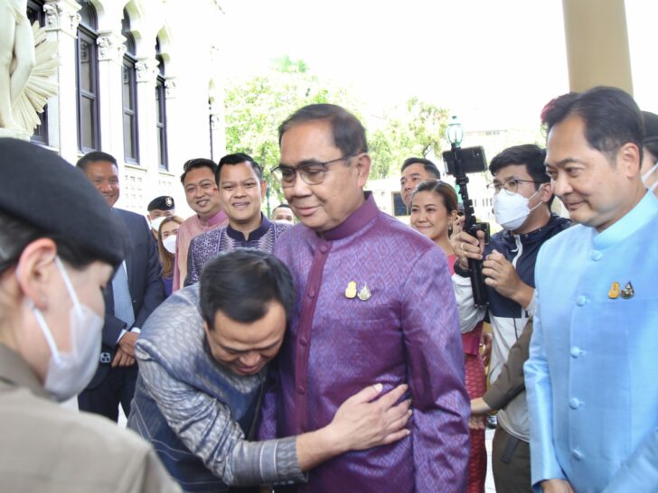 ศาลรัฐธรรมนูญเลื่อนพิจารณากรณีสภาห้ามโหวตซ้ำพิธาไป 16 สิงหา
พรรคร่วมรัฐบาลเดิมเกาะกันแน่น 
เมื่อเพื่อไทยยังไม่คุยจะไปโหวตให้ทำไม
งานนี้จะช่วยเศรษฐาไม่ให้หน้าแตก 

#เศรษฐา #ศาลรัฐธรรมนูญ #โหวตนายก #พิธา #ประชุมสภา #มันจบแล้วครับนาย #พรรคก้าวไกล #พรรคอันดับ2