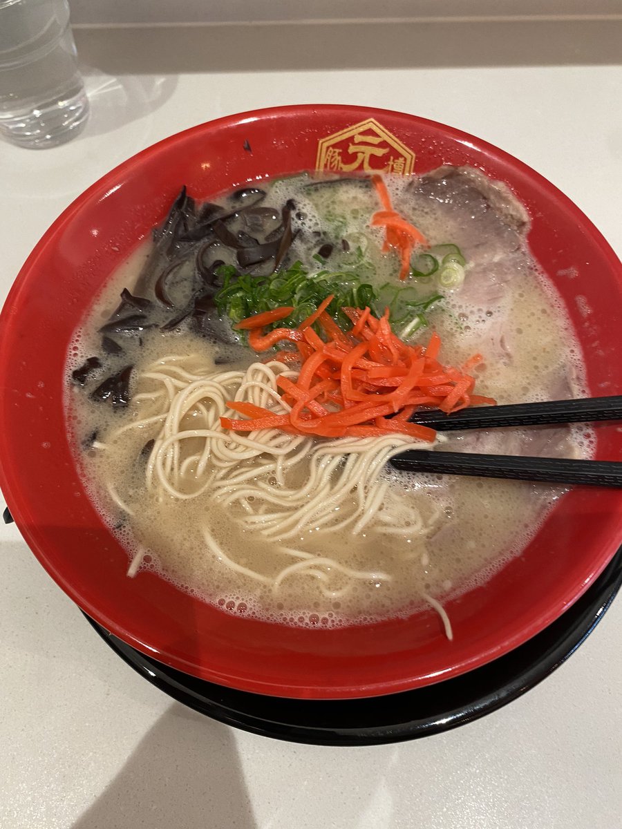 まってめちゃめちゃうまかった！！
2週間しかいないけどマジでラーメン恋しいけど高くて食べられないから半額マジで嬉しかった！！