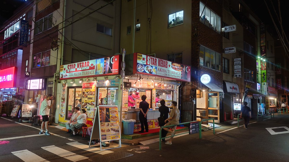 一度閉店したスターケバブの2号店だっけ？
テーブル席がある店舗が復活と噂は聞いてたけど、
噂からの営業再開が速いなｗ 😹もう営業してた #akiba