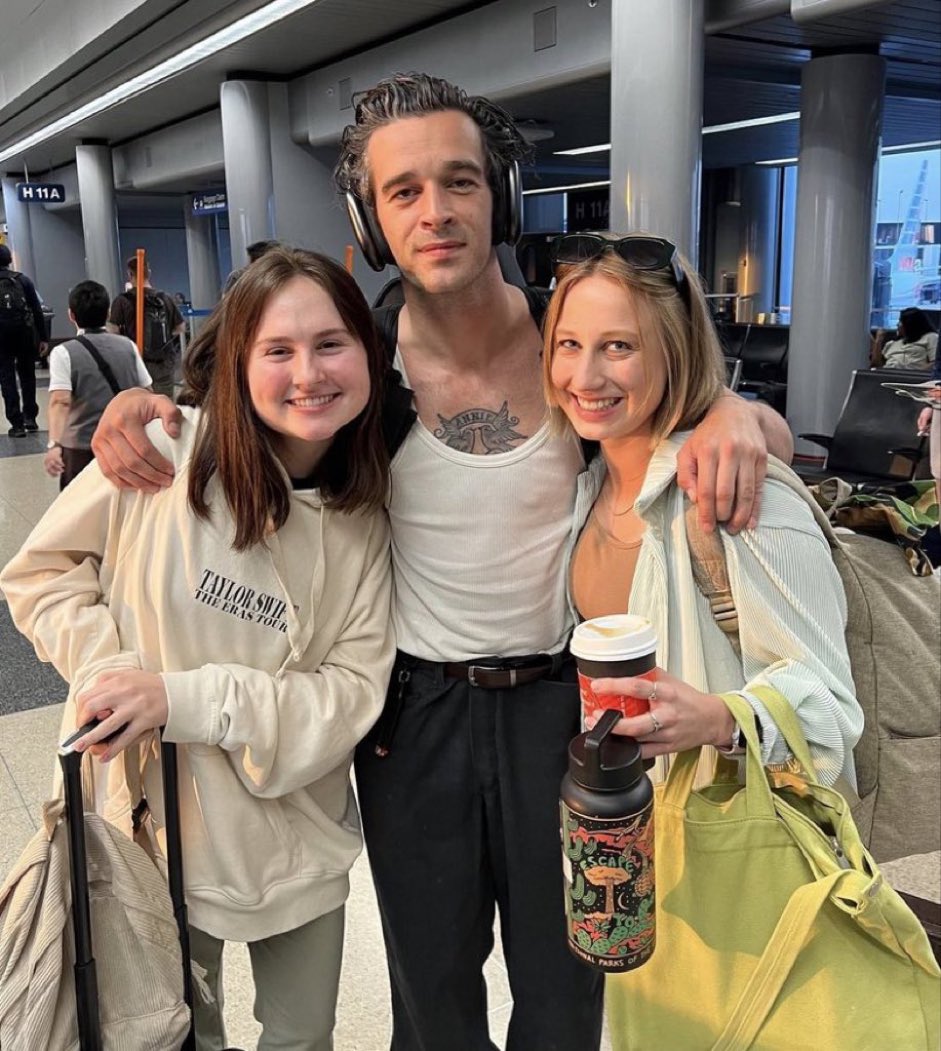 cryingstarfish_'s tweet photo. outfit slutty as fuck for an airport ok https://t.co/ItTZ6vv6hC