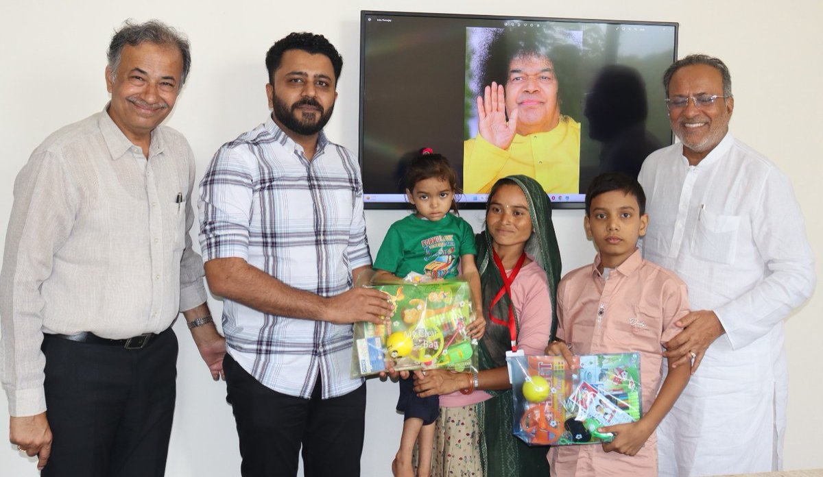 અમદાવાદ સ્થિત શ્રી સત્ય સાંઈ હાર્ટ હોસ્પિટલની મુલાકાત લઈને હ્યદયરોગની નિઃશુલ્ક ઓપરેશન અને સારવાર મેળવીને સ્વસ્થ થનાર બાળકને વિદાય આપી. જરૂરિયાતમંદ પરિવારોના દર્દીઓને હ્દય રોગની વિનામુલ્યે ઉત્તમ સારવારની ઉમદા સેવા માટે હોસ્પિટલના મેનેંજીંગ ટ્રસ્ટી અને મારા પરમ સ્નેહી મિત્ર મનોજભાઇ
