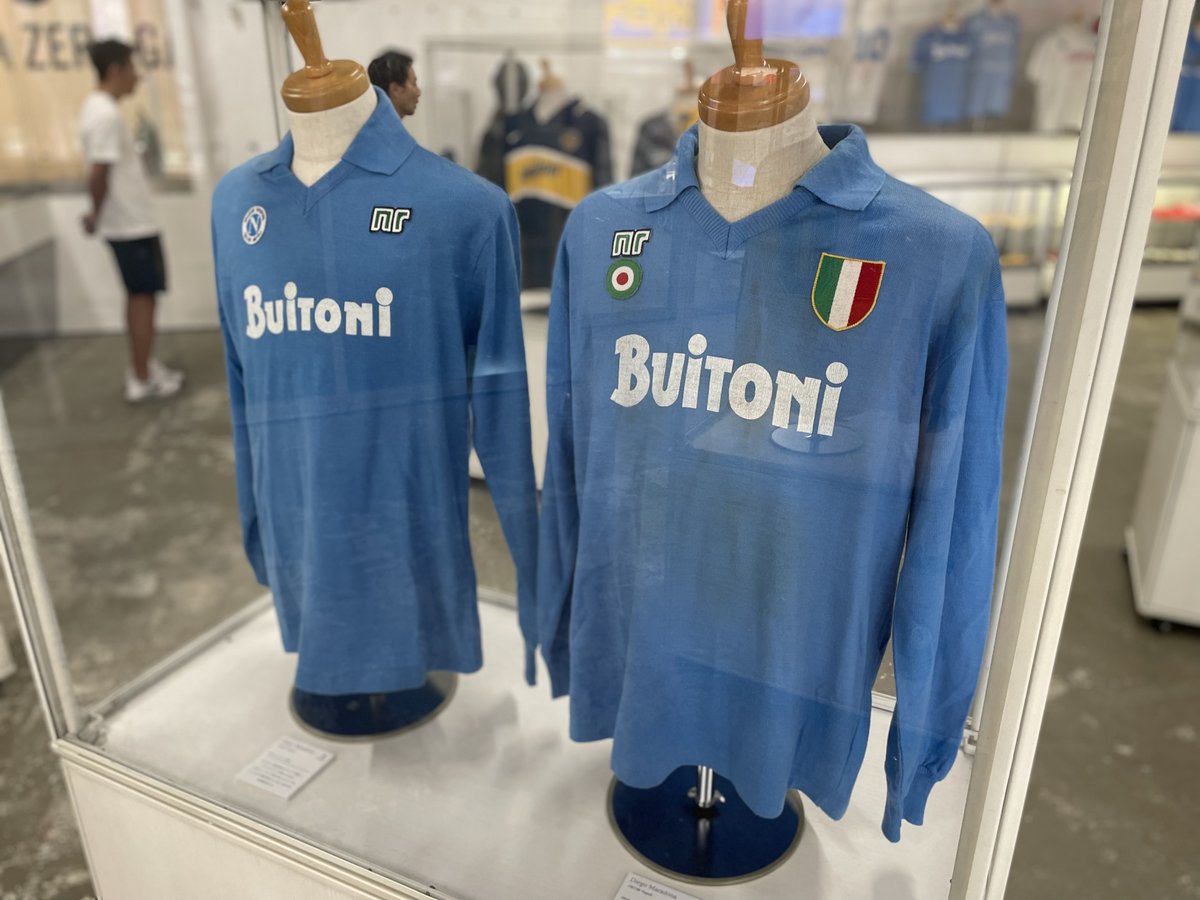 numberweb's tweet photo. マラドーナ＆メッシの超貴重なユニフォームやスパイクなど約100点が展示された「二人の史上最高」展が、渋谷ZERO GATEにて開催中（～8/13）。NumberPLUS「永久保存版ディエゴ・マラドーナ1960-2020」でお世話になった永井孝英さん所蔵の唯一無二のコレクションを間近で味わえる、またとない機会です！ https://t.co/OJcyv7plzh