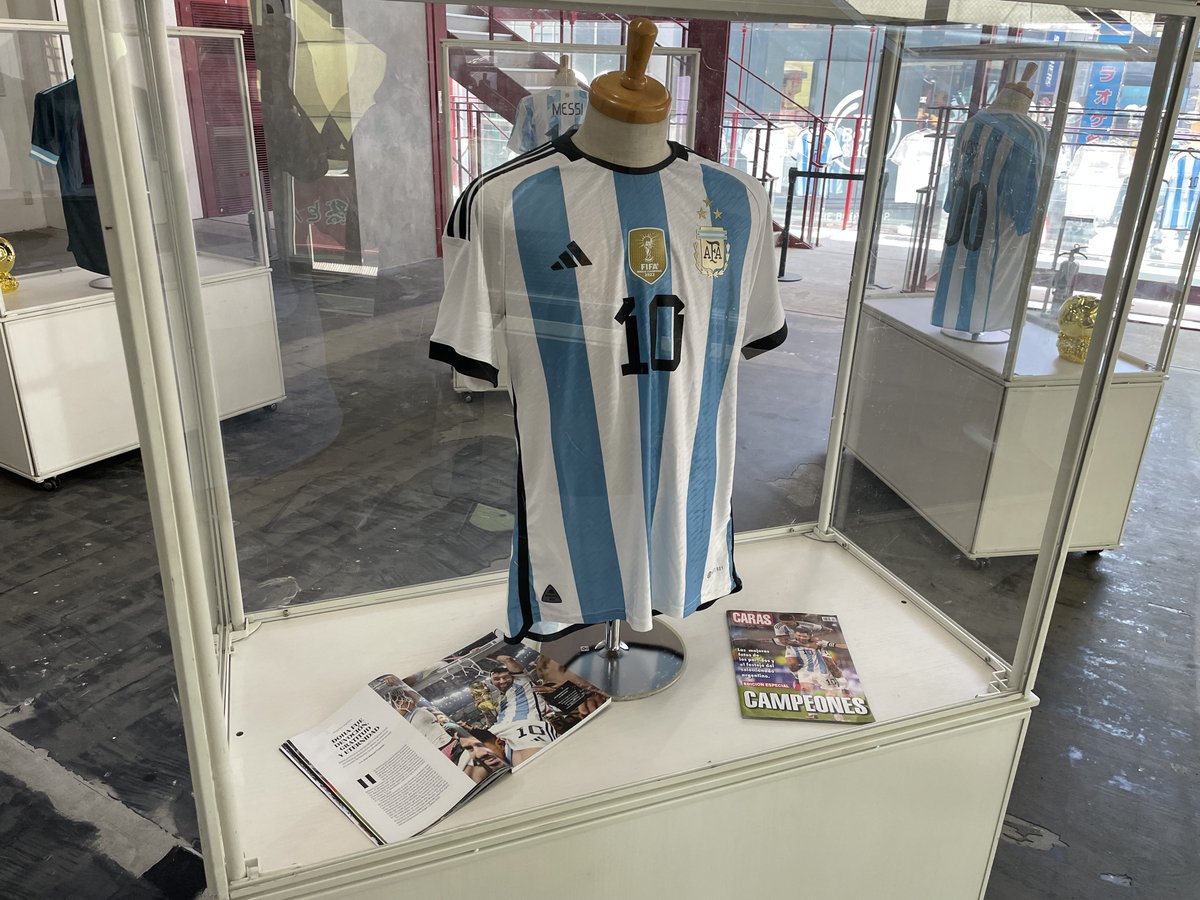 numberweb's tweet photo. マラドーナ＆メッシの超貴重なユニフォームやスパイクなど約100点が展示された「二人の史上最高」展が、渋谷ZERO GATEにて開催中（～8/13）。NumberPLUS「永久保存版ディエゴ・マラドーナ1960-2020」でお世話になった永井孝英さん所蔵の唯一無二のコレクションを間近で味わえる、またとない機会です！ https://t.co/OJcyv7plzh