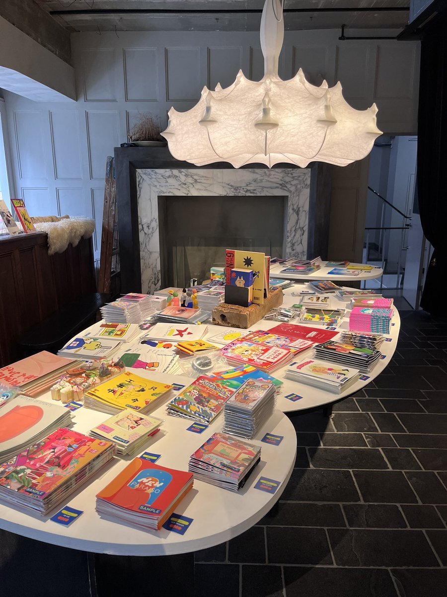 asita_room's tweet photo. アシタノZINEマーケットは
\ 6日(日)まで🌈 /
残りわずかの作品もございます!
お越しの際は、熱中症にお気をつけて
水分補給をお忘れなく!
#ASITA_ROOM でお待ちしております〜✨ https://t.co/XAmADiS6N7