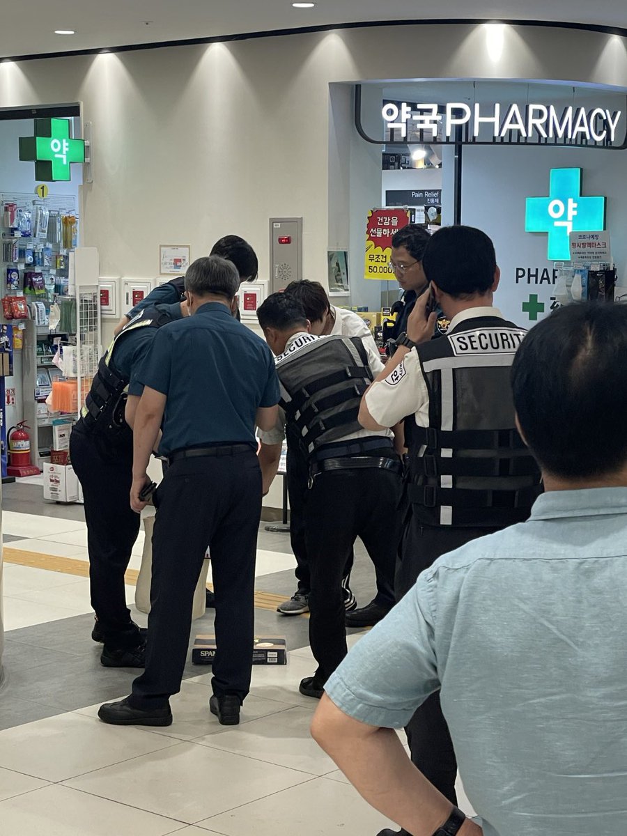 kibaruuun's tweet photo. 【速報】韓国で刃物持った人多発

今日だけで2件、無差別殺人を計画して
刃物、銃を持った人が発見されてます。

確かな情報ではないですが、
ネットで周ってる予告リスト念の為
翻訳します！！！！！
近くの方は気をつけて身を守ってください！！！ https://t.co/Z3EhLm6hrR