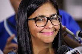Ismant's tweet photo. y sigue el presidente de la comisión permanente de economía de la asamblea nacional Jesús Faria apoyado(supongo) por la ministra de Economía Delcy Rodríguez vendiendo nuestros dólares a los privados mediante la banca publica!!! y el dólar subiendo como la espuma! Bamos Vien? https://t.co/8lnYaj4toH