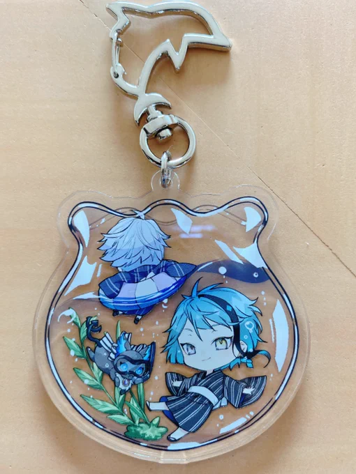 夏コミ頒布予定のアクキー届いたー 表裏でと、とになります 両面印刷初めてなので届くまでドキドキだったけど可愛くできた〜