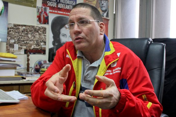 Ismant's tweet photo. y sigue el presidente de la comisión permanente de economía de la asamblea nacional Jesús Faria apoyado(supongo) por la ministra de Economía Delcy Rodríguez vendiendo nuestros dólares a los privados mediante la banca publica!!! y el dólar subiendo como la espuma! Bamos Vien? https://t.co/8lnYaj4toH