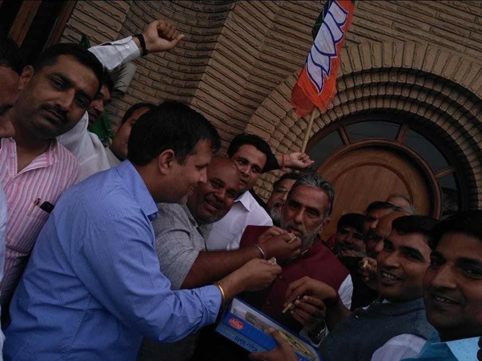 mandeeppunia1's tweet photo. मेवात हिंसा में मोनू मानेसर के अलावा दूसरे मास्टर माइंड बिट्टू बजरंगी की कुछ तस्वीरें उसकी फ़ेसबुक प्रोफाइल से निकालकर पोस्ट कर रहा हूँ ताकि उस समझ पाओ कि उसकी गिरफ़्तारी अभी तक क्यों नहीं हुई है. 
फ़ोटो 1) आरएसएस शाखा 
2) अमित शाह के साथ
3) कपिल मिश्रा 
4) कृष्णपाल गुर्जर https://t.co/1EMkN3nz8l