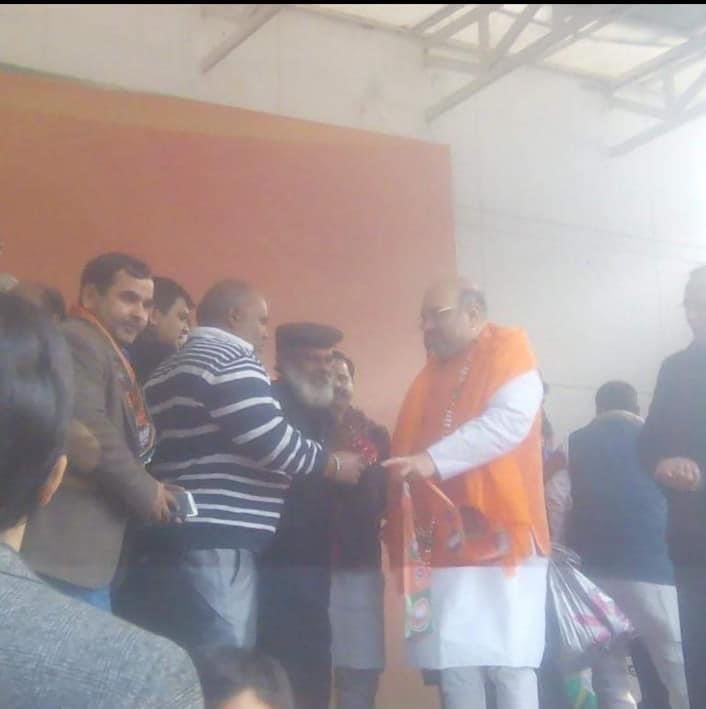 mandeeppunia1's tweet photo. मेवात हिंसा में मोनू मानेसर के अलावा दूसरे मास्टर माइंड बिट्टू बजरंगी की कुछ तस्वीरें उसकी फ़ेसबुक प्रोफाइल से निकालकर पोस्ट कर रहा हूँ ताकि उस समझ पाओ कि उसकी गिरफ़्तारी अभी तक क्यों नहीं हुई है. 
फ़ोटो 1) आरएसएस शाखा 
2) अमित शाह के साथ
3) कपिल मिश्रा 
4) कृष्णपाल गुर्जर https://t.co/1EMkN3nz8l