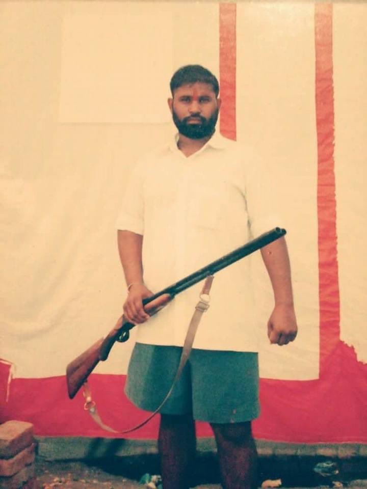 mandeeppunia1's tweet photo. मेवात हिंसा में मोनू मानेसर के अलावा दूसरे मास्टर माइंड बिट्टू बजरंगी की कुछ तस्वीरें उसकी फ़ेसबुक प्रोफाइल से निकालकर पोस्ट कर रहा हूँ ताकि उस समझ पाओ कि उसकी गिरफ़्तारी अभी तक क्यों नहीं हुई है. 
फ़ोटो 1) आरएसएस शाखा 
2) अमित शाह के साथ
3) कपिल मिश्रा 
4) कृष्णपाल गुर्जर https://t.co/1EMkN3nz8l