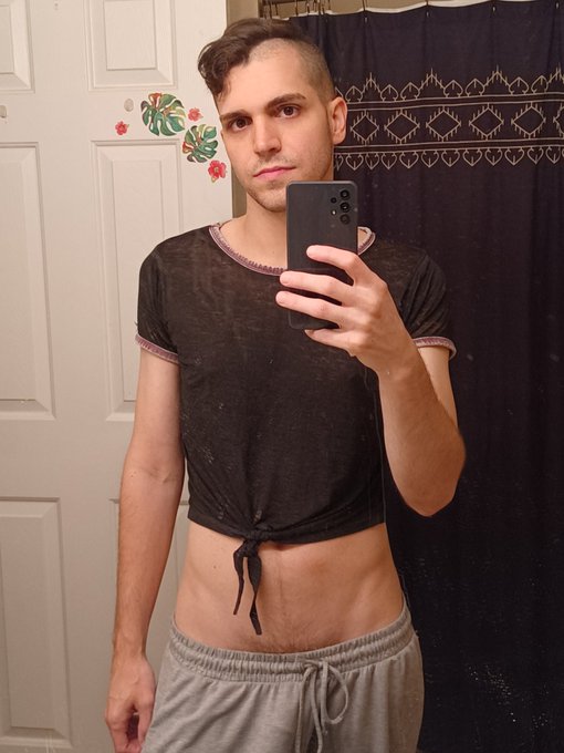This loungewear girl-boy look serves 💅 https://t.co/IxEZD8XPYi
