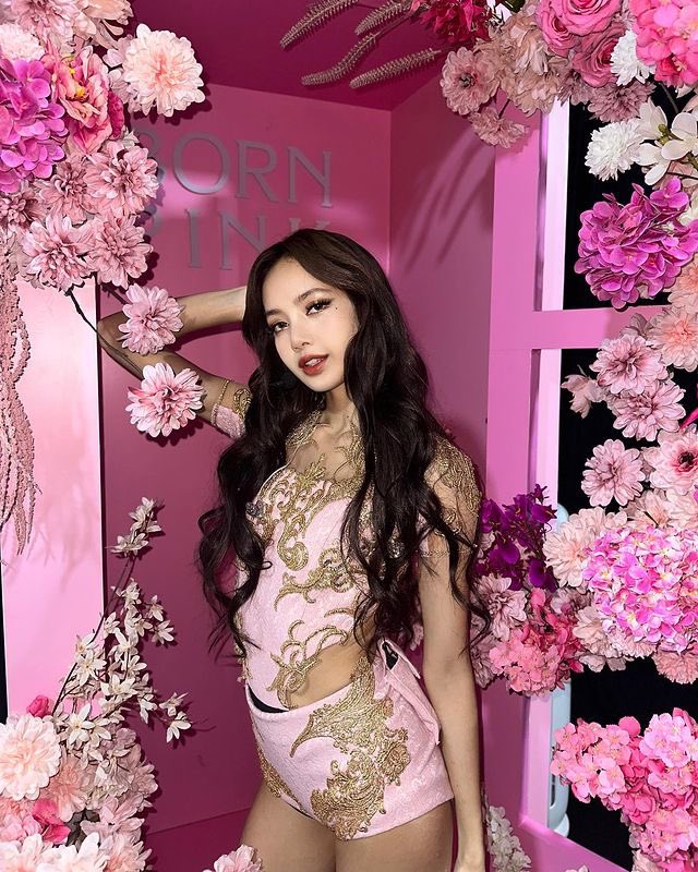 lalisahourIy's tweet photo. she’s the real barbie https://t.co/as3PxQfC5N