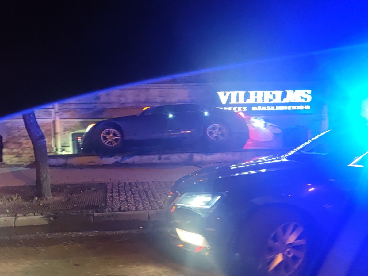breakinglv's tweet photo. 🇱🇻 Krišjāņa Valdemāra ielā pretī Latvijas Mākslas akadēmijai avarēja vieglā automašīna.
📸 Roberts Silins | Jezduni
#Centrs #Rīga #Latvija https://t.co/A0ffnLQ9Ja