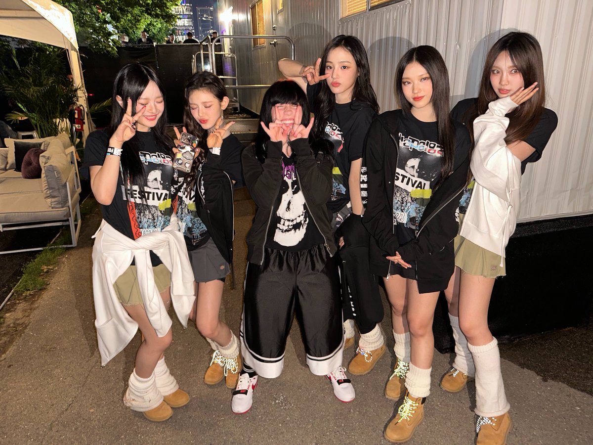 NewJeans_ADOR's tweet photo. with Billie Eilish &amp; Finneas at Lollapalooza 2023 🌟

#NewJeans #뉴진스
#Lollapalooza #Lolla
#Time_to_NewJeans
#NewJeans_in_Chicago https://t.co/bez5678Bz8