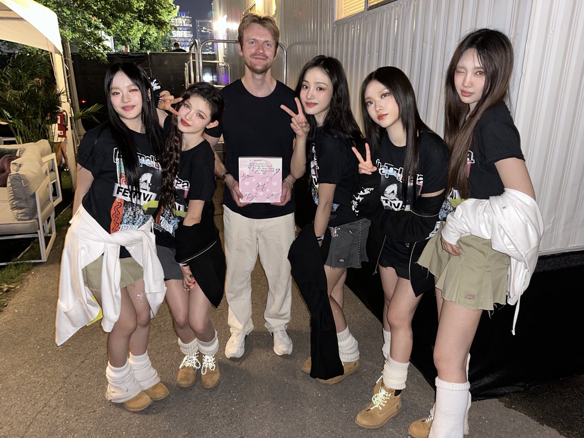 with Billie Eilish &amp; Finneas at Lollapalooza 2023 🌟

#NewJeans #뉴진스
#Lollapalooza #Lolla
#Time_to_NewJeans
#NewJeans_in_Chicago