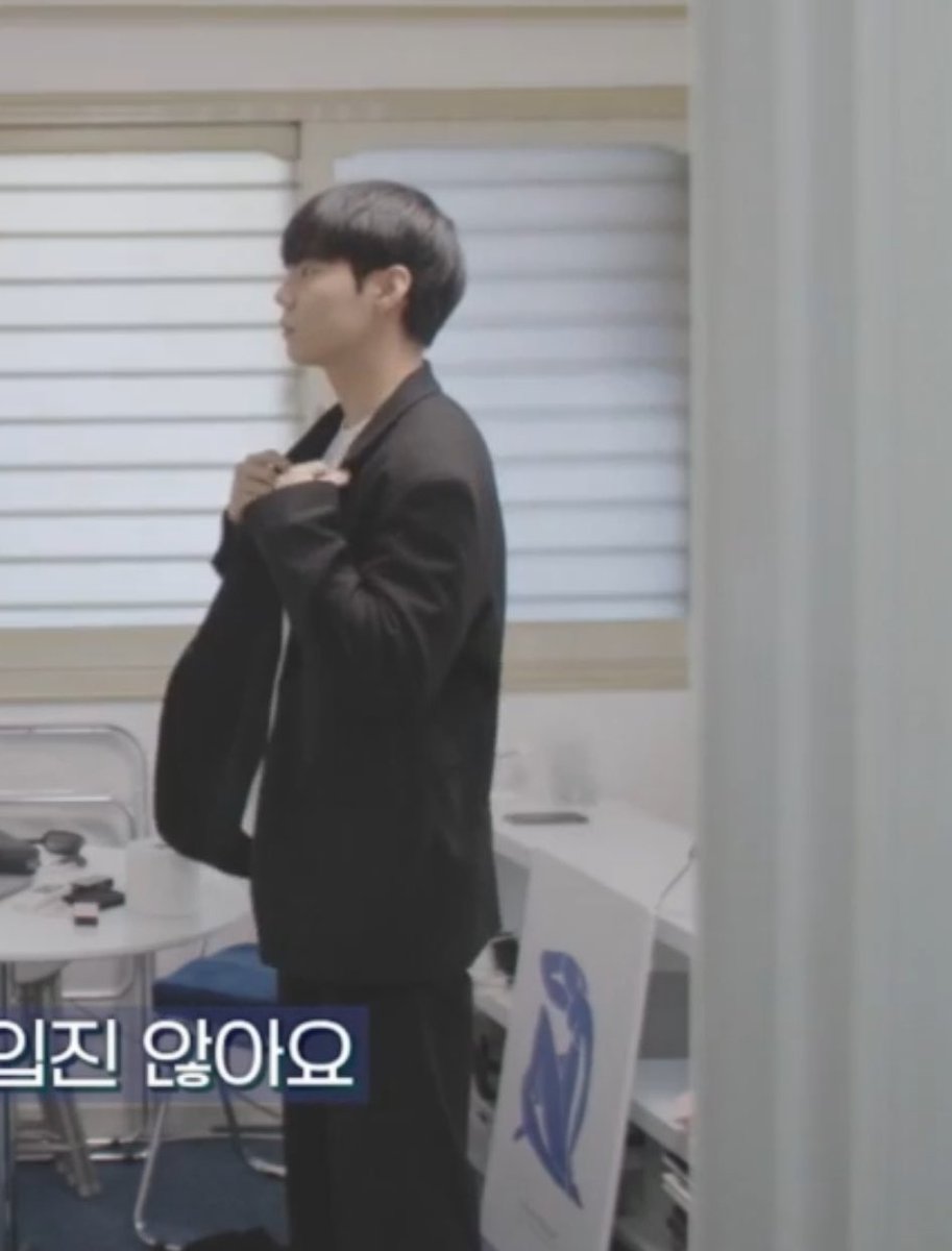 mileaposgf's tweet photo. okay então, quadro do junseong, gato do seongho, gato do seongho com o quadro do junseong... ELES TÃO MORANDO JUNTOS

#HisMan2 https://t.co/nkJ6Q3mDsu
