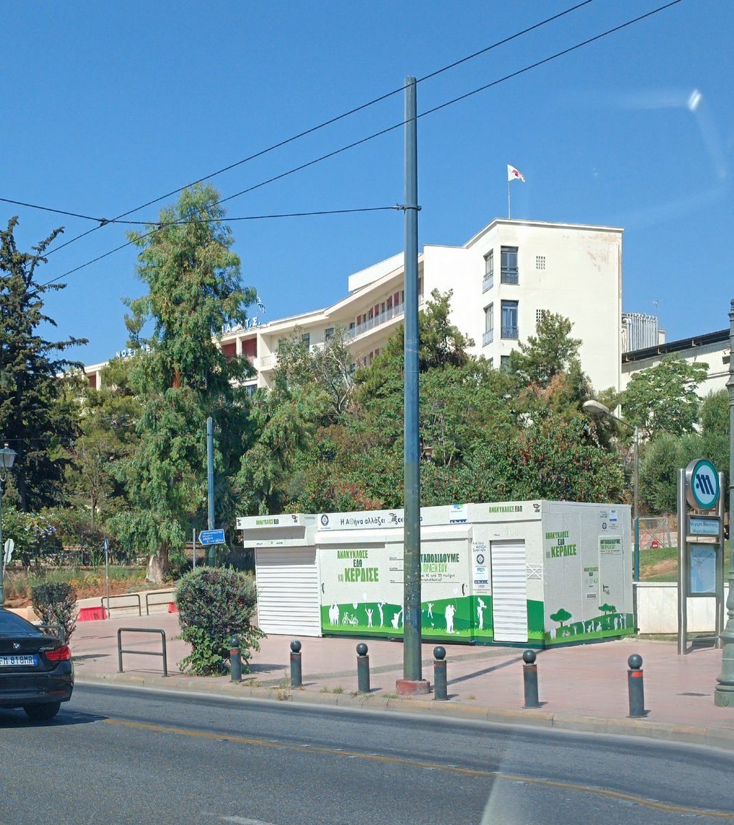 iadamidis's tweet photo. Μέσα στον Αύγουστο, στα ανύπαρκτα πεζοδρόμια της Αθήνας εμφανίστηκαν κάτι τεράστια κοντέινερ Ανακύκλωσης. Δεν θα αναφερθώ στη χρηση και το όφελος που προσφέρουν γιατί δεν γνωρίζω τις λεπτομέρειες, αλλά όσον αφορά τη χωροθέτηση και τον όγκο τους απορώ ποιος έδωσε τις άδειες. https://t.co/XuKVTGPtld