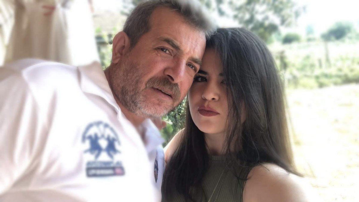 Gokceeratt's tweet photo. O akşam geldiğimde seni öpmediğim için özür dilerim..
İstediğin şalgamı hala bitiremedim…
Sensiz gireceğim yaşlarımın bu kadar erken olacağını tahmin edemezdim..

İyi ki doğmuştuk aşkım 🖤
- Bir tane öpebilir miyim ? https://t.co/8Z7VYdanVz