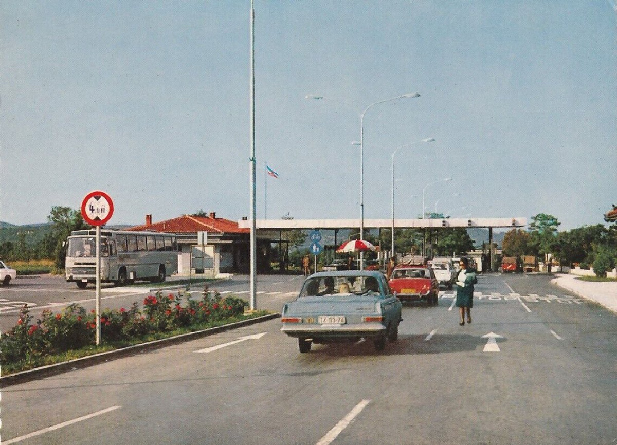 Pillandia's tweet image. SI - Državna meja med Jugoslavijo (Sežana) in Italijo (Fernetiči). 
1970 let.
IT - Confine internazionale tra Iugoslavia (Sesana) e Italia (Fernetti). 
Anni 1970.
pillandia.blogspot.com/search?q=IT-YU 

-&amp;gt;🚗TZ = from Tuzla, Bosnia and Herzegovina.

#Slovenia #Trieste #Yugoslavia #Italy #Border