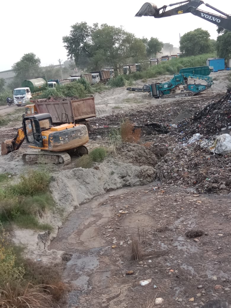 HHFA_1's tweet photo. Ye jahan GNN unprocessed mix waste daal ri hai. vo Delhi jal board ki land hai. Jahan ghaziabad nagar nigam k kude k trucks khade hai vo DJB ki road hai. Jahan kude ka Ganda paani accumulate ho rha hai vo b DJB ki land hai or uske niche Delhi walo k peene wale paani k pipelines h https://t.co/tVWMH6yrgp