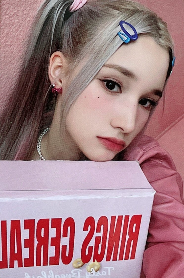 BHYYHFILES's tweet photo. this photocard💞🎀🥿🌷🍭🌺

#huening_bahiyyih #휴닝바히에 https://t.co/3wX08tMwnT