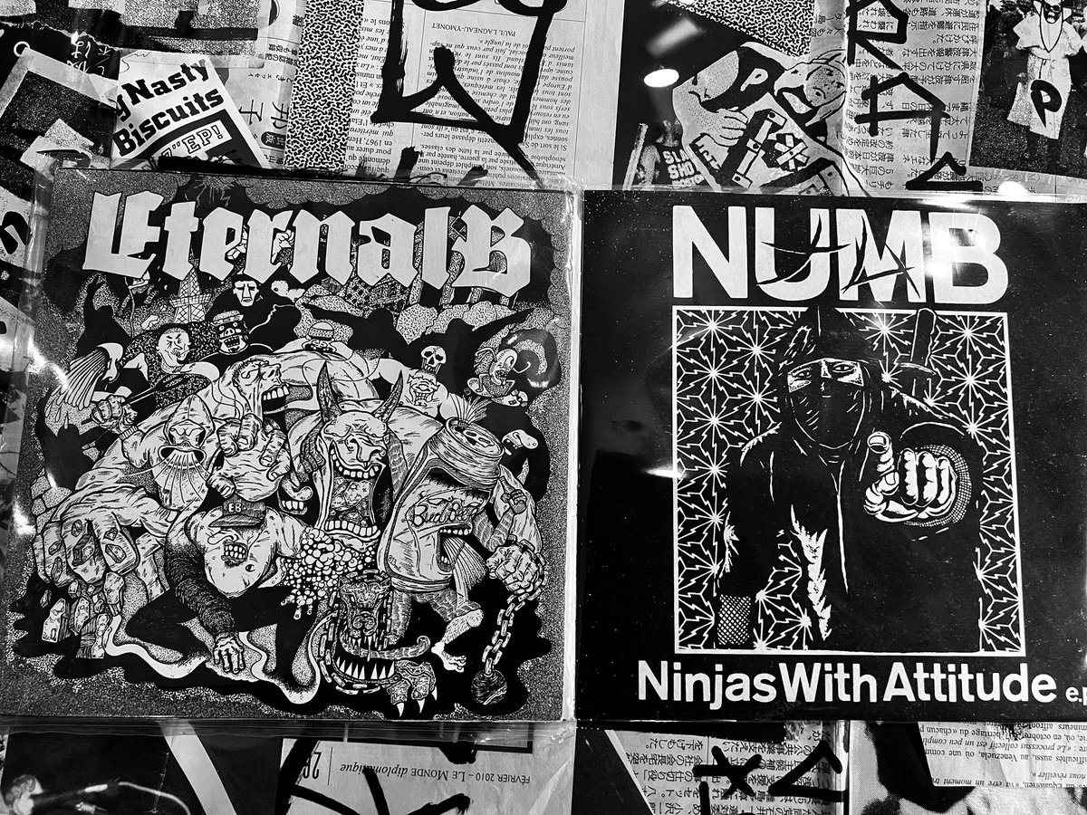 ENDstartfromend's tweet photo. NUMB🥷👊
ETERNAL B🍻✊
どちらの7epも最高に気に入ってるアートワークです。
たまに針を落として部屋で聴いたりすると"聴く準備"がさらにバンドの世界観に浸れますね。
僕はアルコール飲まないのでコーラ🥤でMAX熱くなります笑
押忍!
#7ep #numbthc #eternalb #7インチ https://t.co/kYmsu1aQaQ