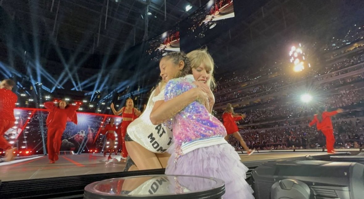 PopBase's tweet photo. Taylor Swift gifts her ‘22’ hat to Kobe Bryant’s daughter Bianka at the Eras Tour in LA tonight. https://t.co/78IN2pr8B5