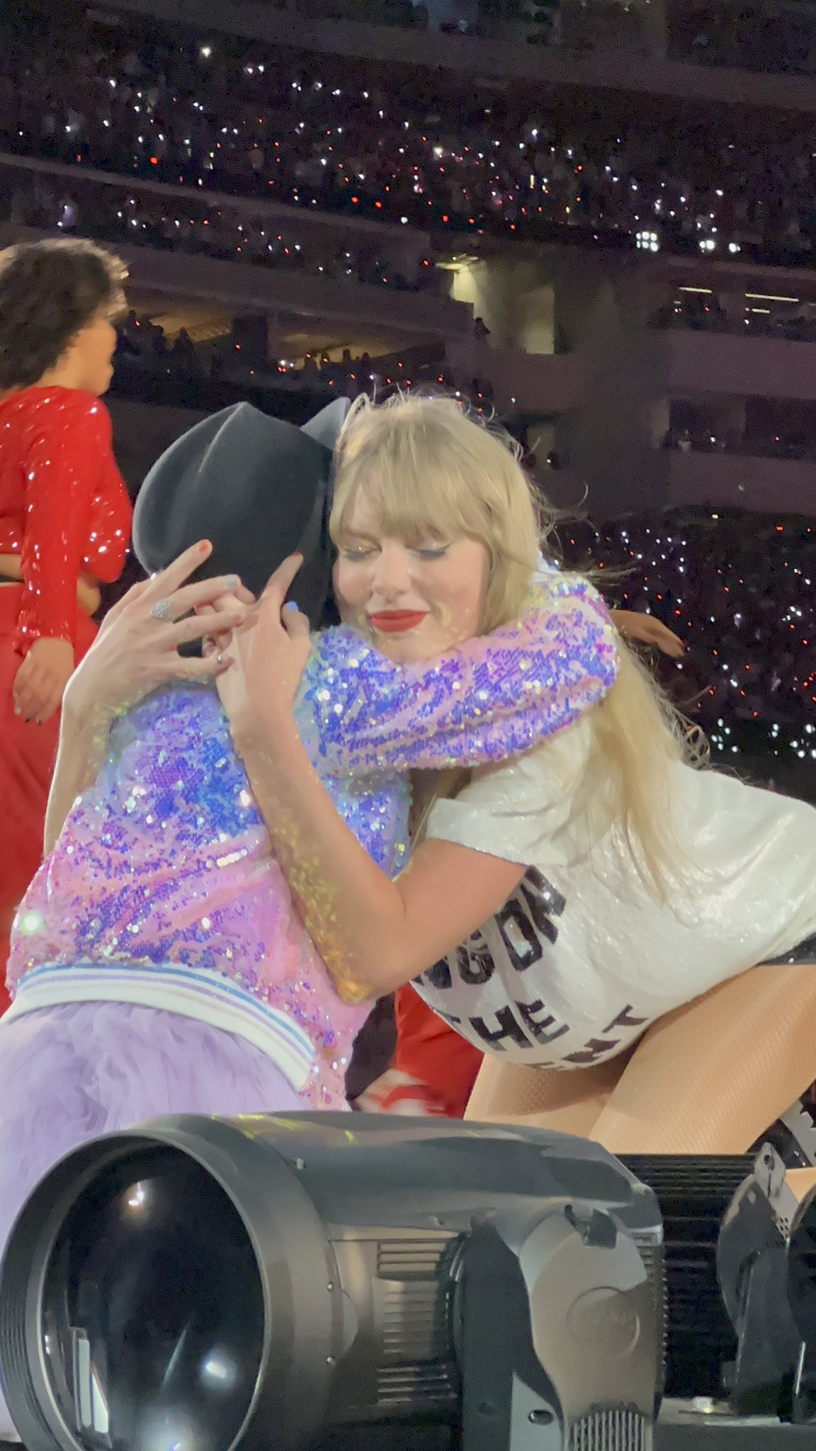 Taylor Swift News on X: "📸 | Taylor hugging Kobe Bryant's daughter Bianka  tonight after giving her the '22' hat 🎩💞 #LATSTheErasTour  https://t.co/fLADdYQoDD" / X