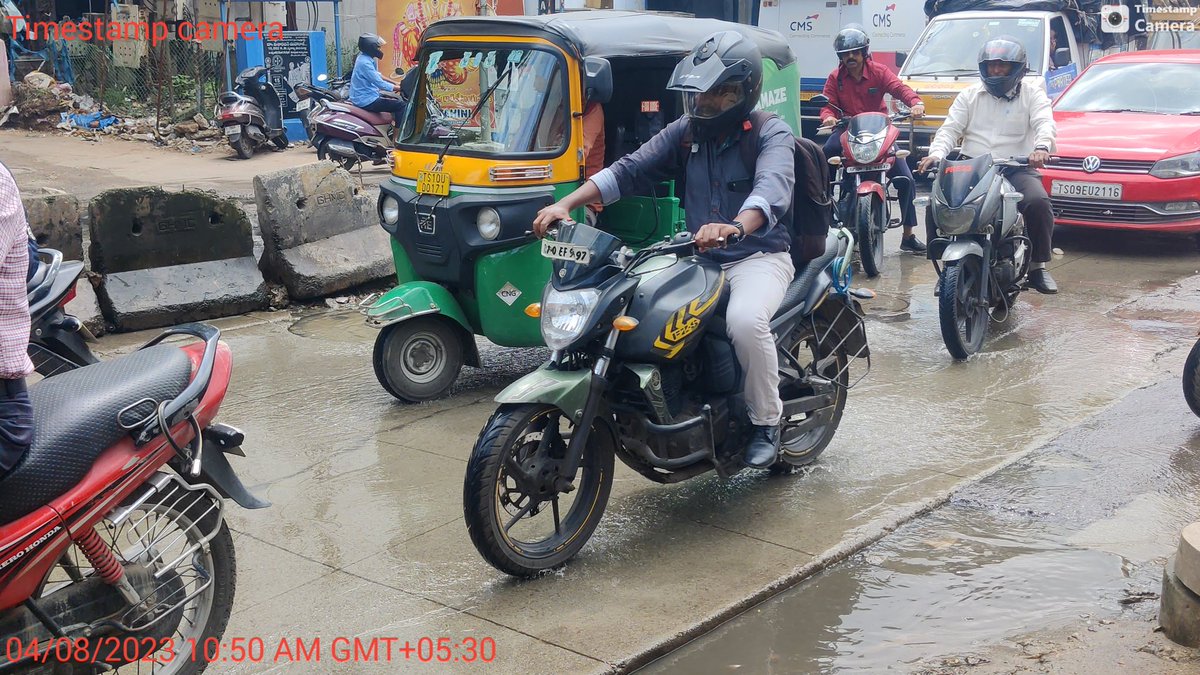 trishulHindu's tweet photo. Drainage water leaks on the main road from Musheerabad to Kavadiguda causing inconvenience to pedestrian and motorists @GHMCOnline @HMWSSBOnline @GadwalvijayaTRS @timesofindia @KTRBRS @V6News https://t.co/m1SYmwuqD0